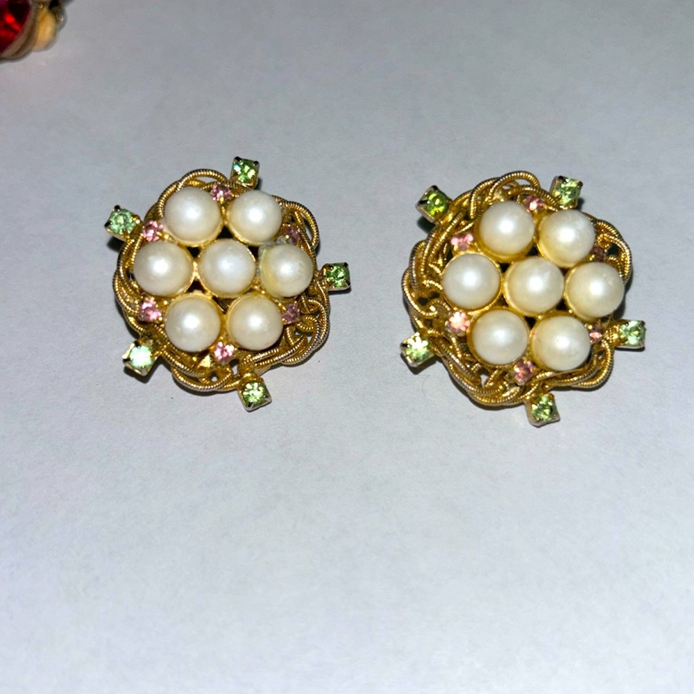 Vintage Hobe’ clip on earrings gold tone with green pink stones and pearls 1”